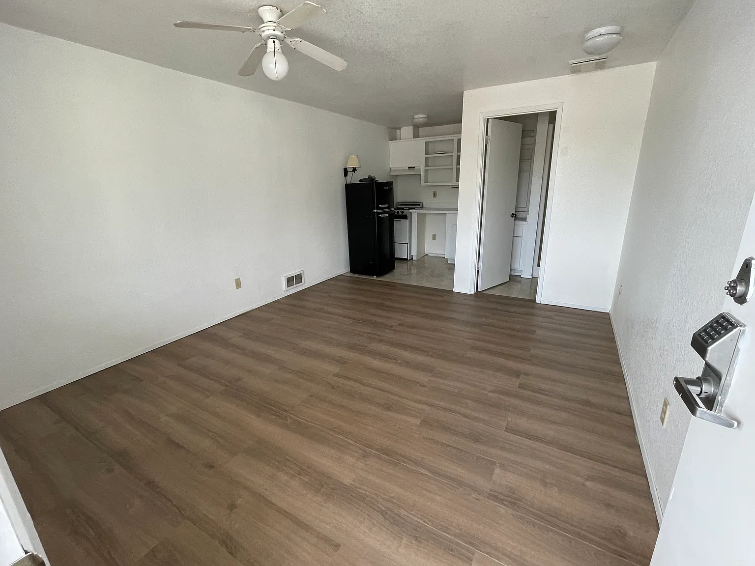 Studio, 400 sqft, $850 — Photo 2