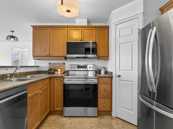 1110 W 17th St SW #301, Calgary, AB T3C 3X3
