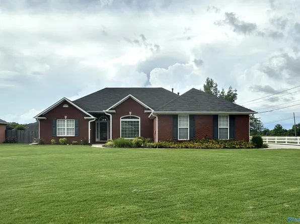 9 Madison Ln, Decatur, AL 35603