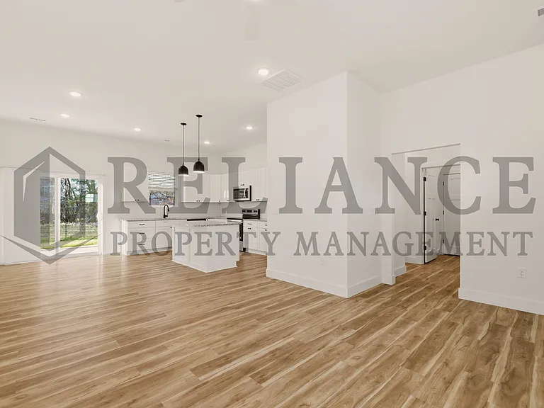 701 E Elmwood St — Photo 10