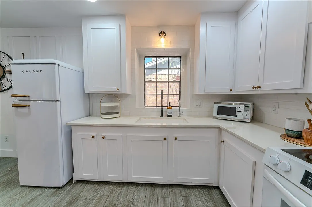 4 bed, 2.0 bath, 1859 sqft, $2,300 — Photo 4
