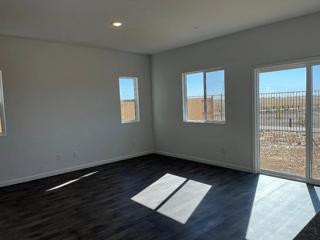 4 bed, 2.5 bath, 2007 sqft, $3,000 — Photo 4