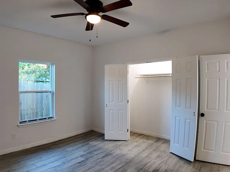 4709 Lee St — Photo 9