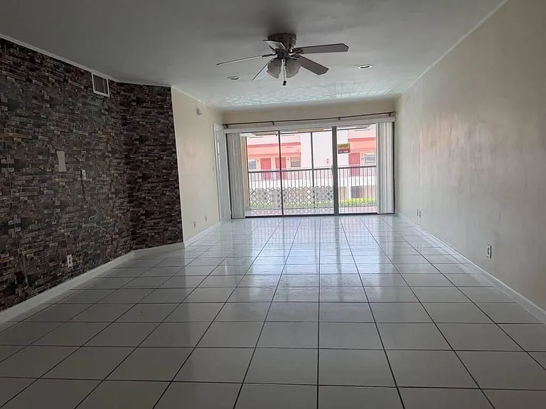 2977 Riverside Dr — Photo 6