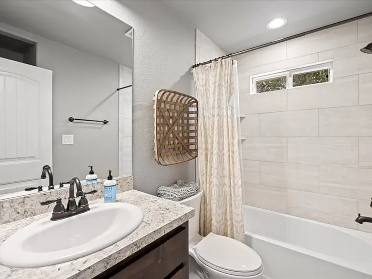 Eastview Dr — Photo 12