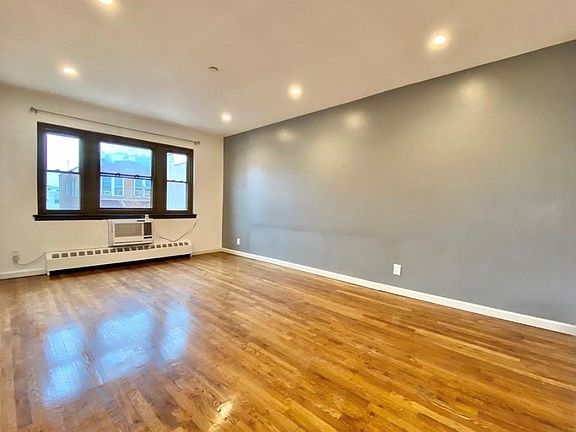 3rd image of 3156 44th St APT 3