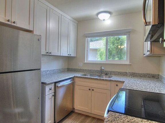 3rd image of 1595 Brookvale Dr APT 7