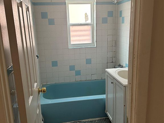 5th image of 433 Howe Avenue #A