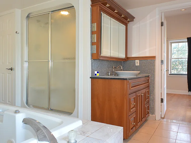 319 E Cross St — Photo 28