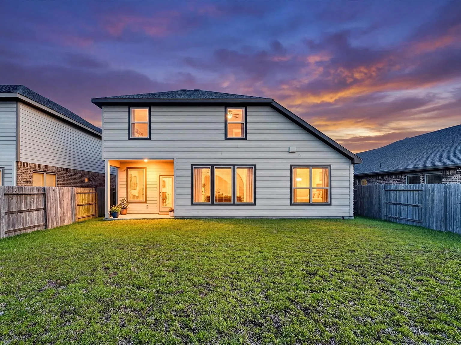 4 bed, 2.5 bath, 2289 sqft, $2,300 — Photo 2