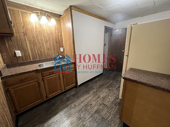 4th image of 916 Parkview Dr #14