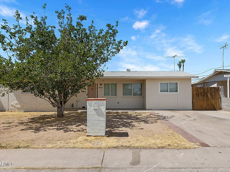 2246 W Sierra St — Photo 1
