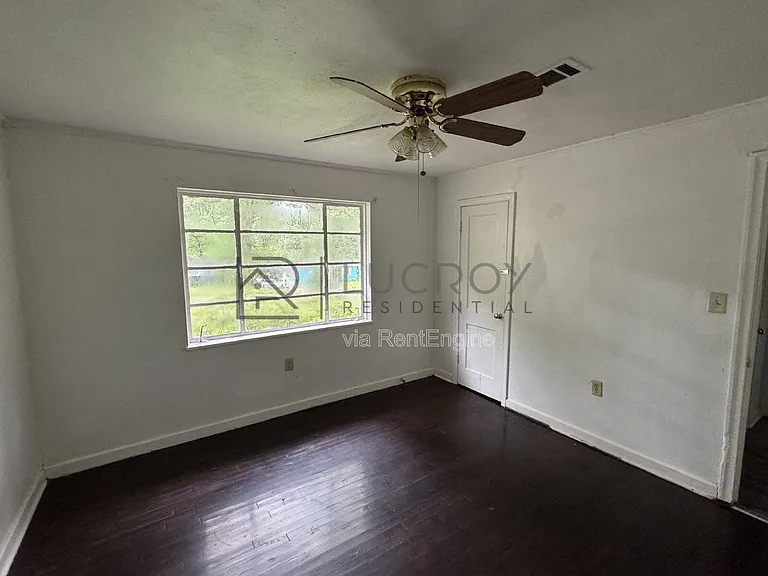 323 Colonial Dr — Photo 7
