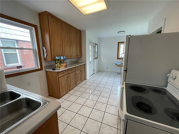 5th image of 620 W 21st St