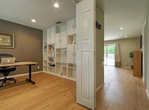 5th image of 8115 Parkdale Dr
