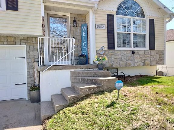 3rd image of 703 Lodwick Ln