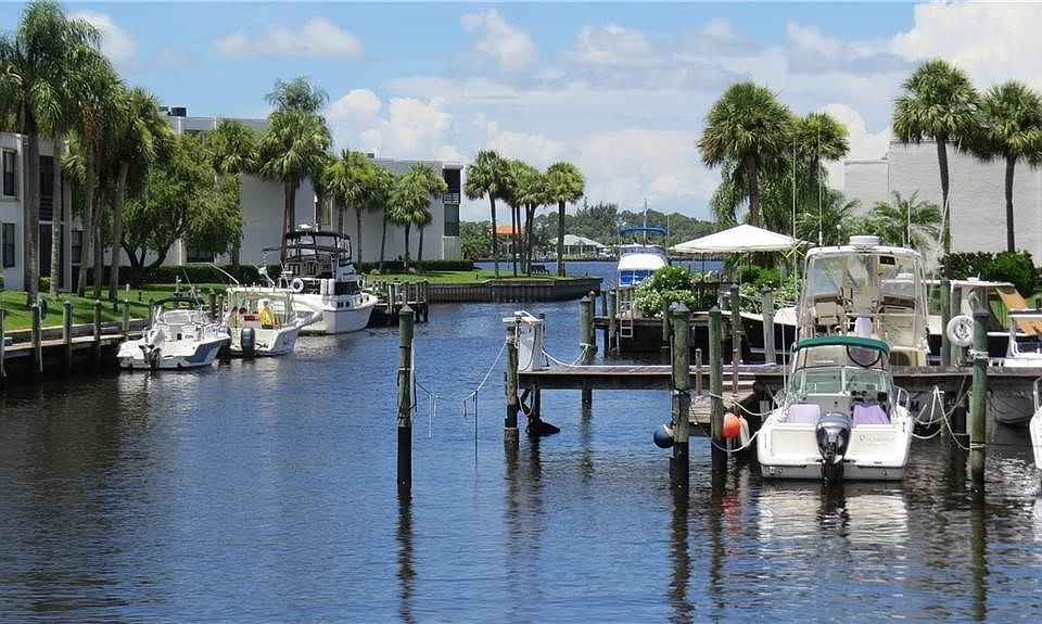 Be on your boat in seconds with plenty of dockage available.