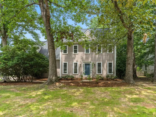 701 Oakhall Dr, Holly Springs, NC 27540