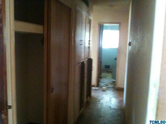5th image of 702 E Kaweah Ave