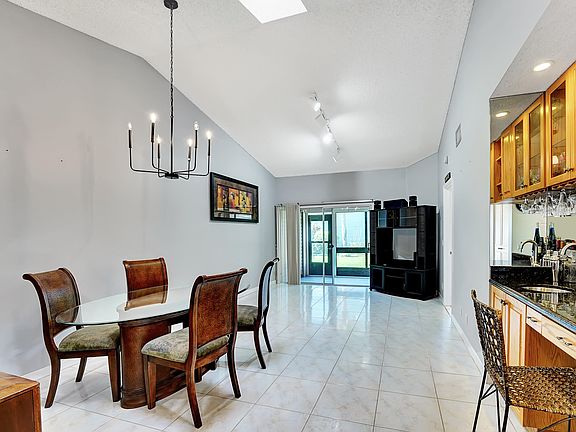 4th image of 3809 Island Club Cir