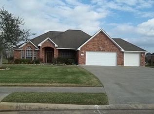 404 Heritage Oaks Dr, Angleton, TX 77515
