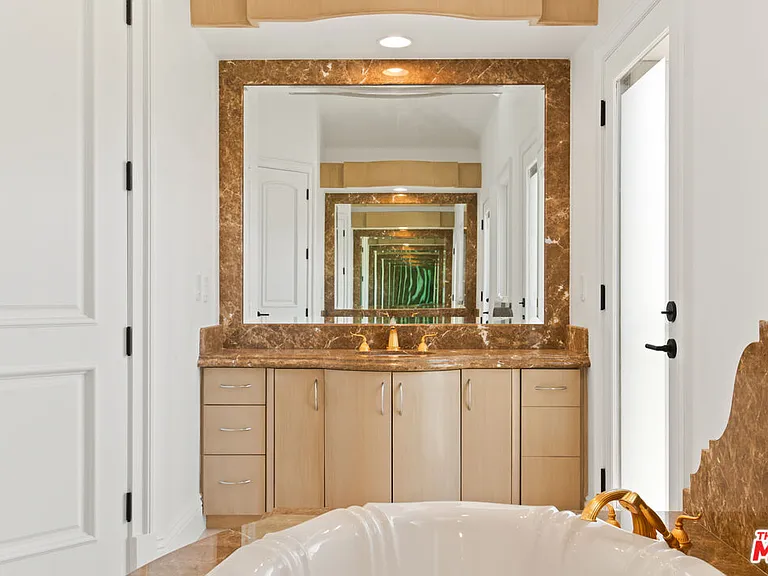 520 N Palm Dr — Photo 28