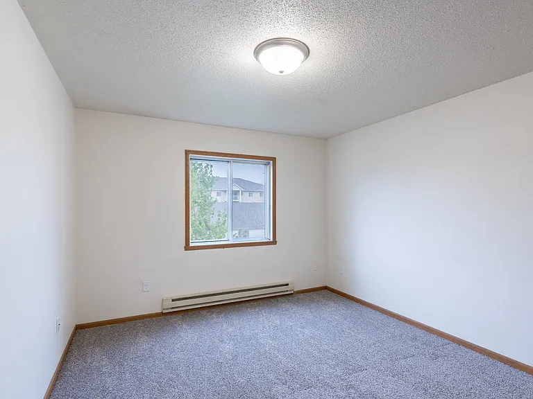 Fargo, ND Oxford Apartments | 21B | Bedroom