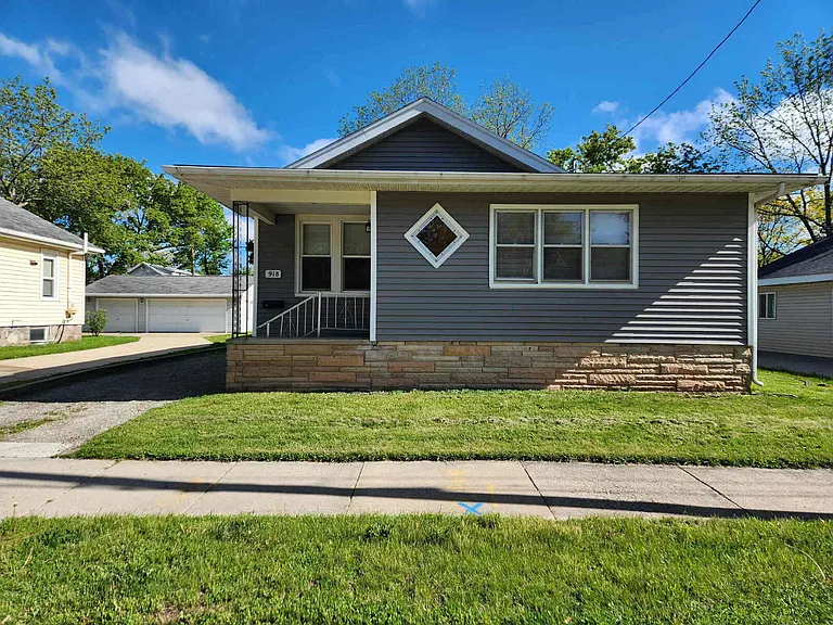 918 Osborn Ave — Photo 1