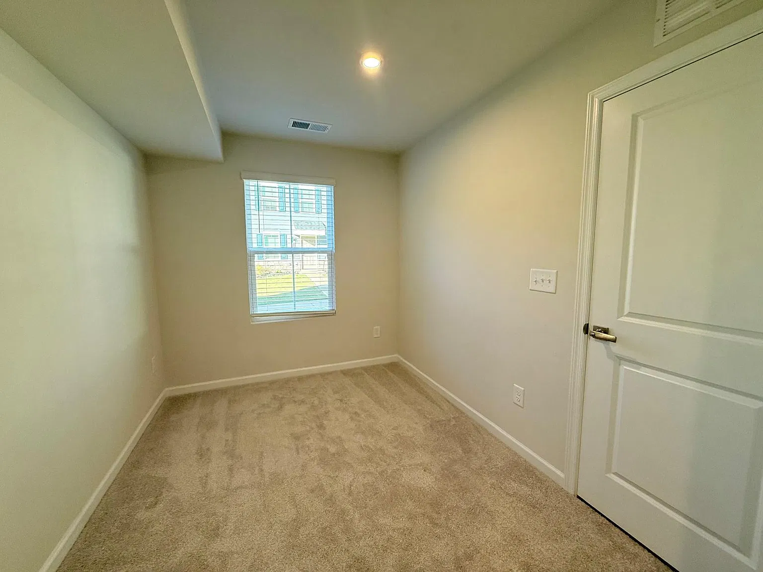 3 bed, 3.5 bath, 1420 sqft, $1,795 — Photo 3