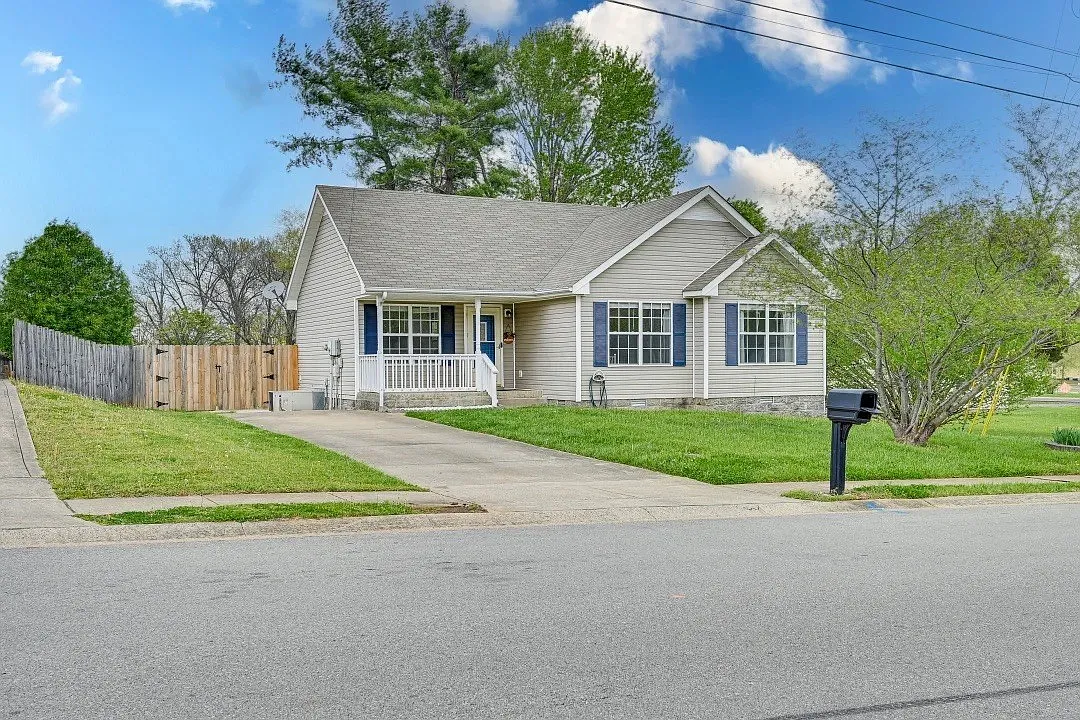 3 bed, 1041 sqft, $1,545 — Photo 1