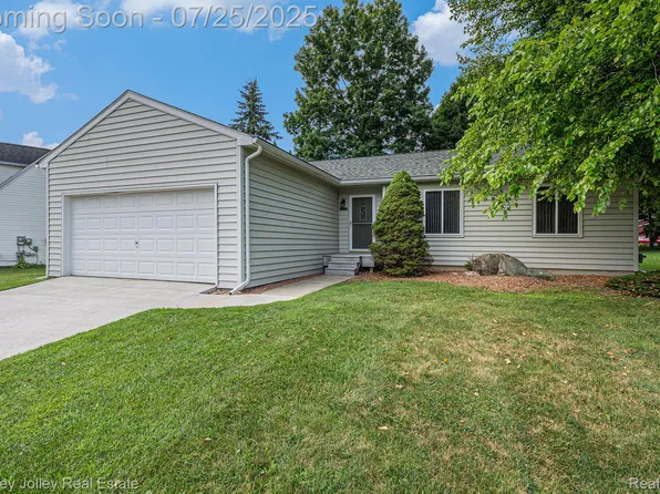 234 Woodlake Dr, Brighton, MI 48116