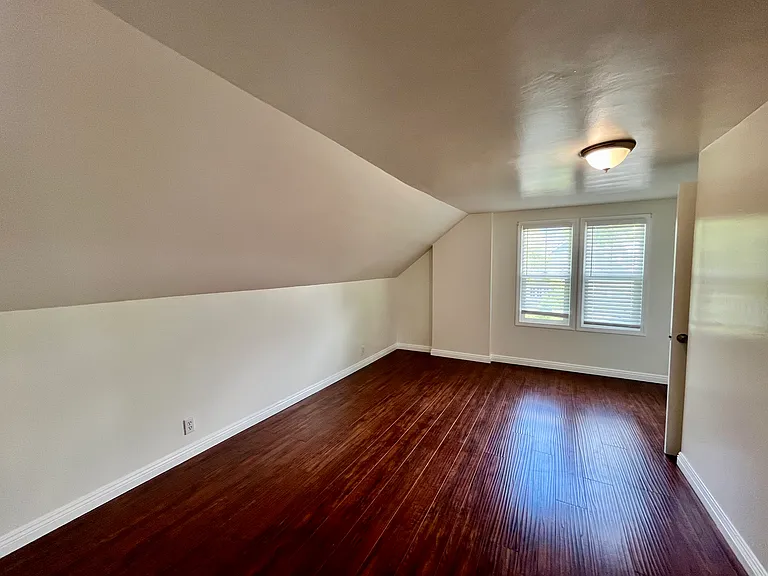 760 N El Molino Ave — Photo 10