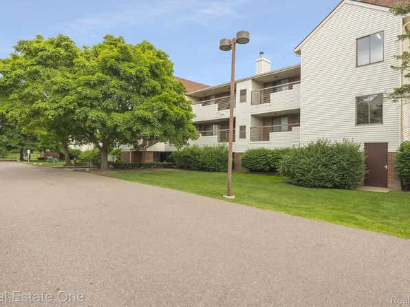30450 Orchard Lake Rd Unit 70, Farmington Hills, MI 48334