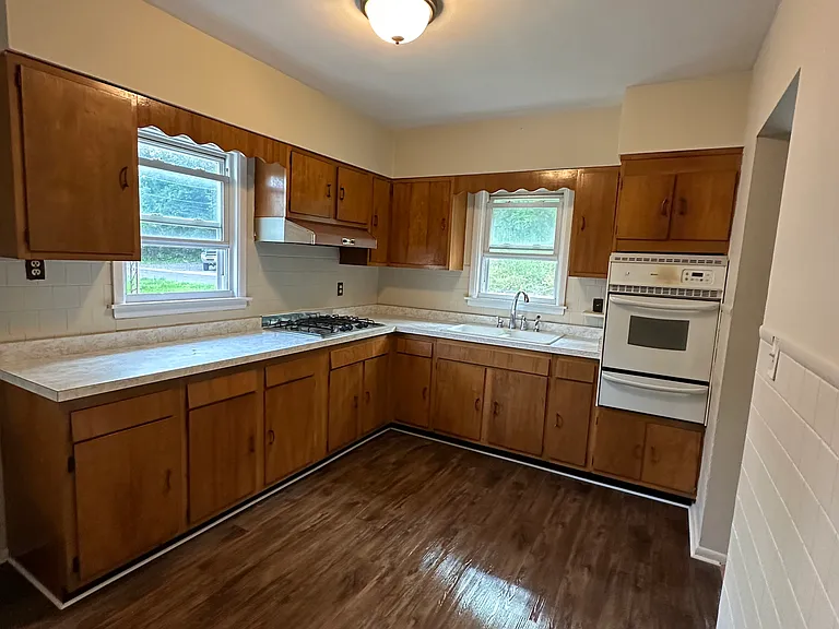 332 Harris Ln — Photo 2