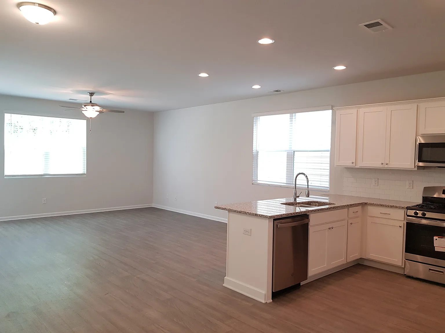 4 bed, 2.5 bath, 2000 sqft, $1,998 — Photo 2