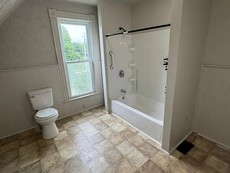 1009 E Lewis St — Photo 11