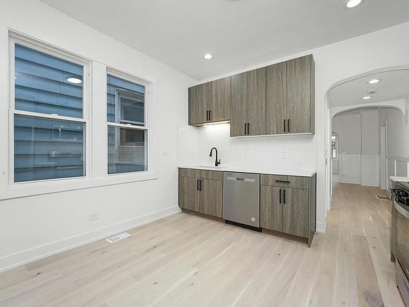 4th image of 2129 N Bingham St Unit 1