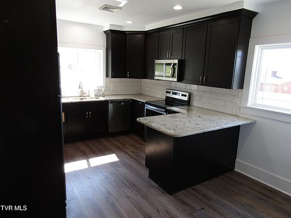 5th image of 321 Lee St