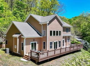 1033 Presidential Dr, Waynesville, NC 28786