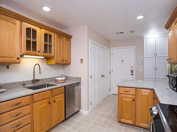 4th image of 8 Royal Lake Dr APT 5