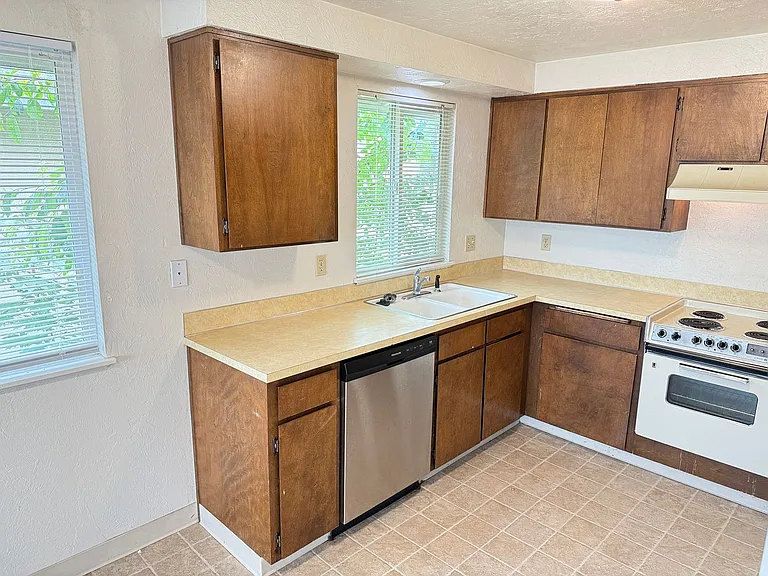 165 SW Kalmia St. — Photo 7