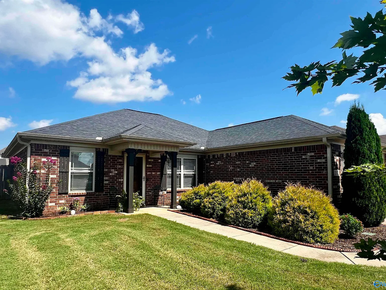 3 bed, 2.0 bath, 1558 sqft, $1,695 — Photo 1