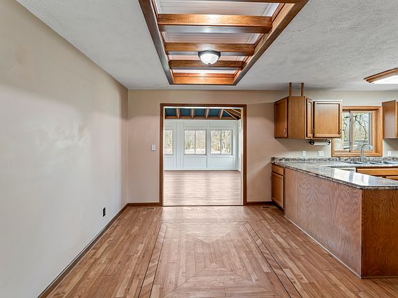 4th image of 140 W Briarwood Dr