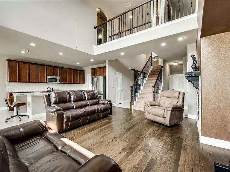 1025 Spring Falls Dr — Photo 4