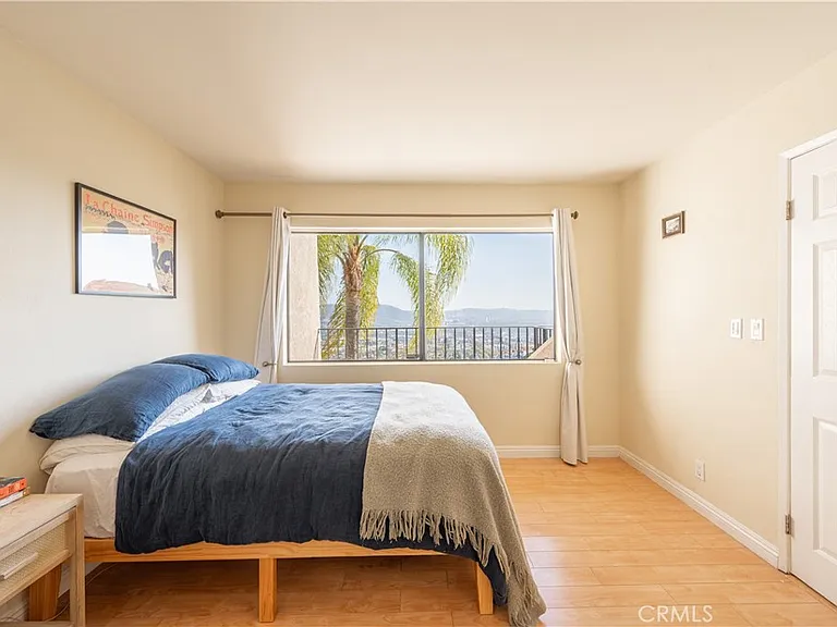 1350 E Tujunga Ave — Photo 15
