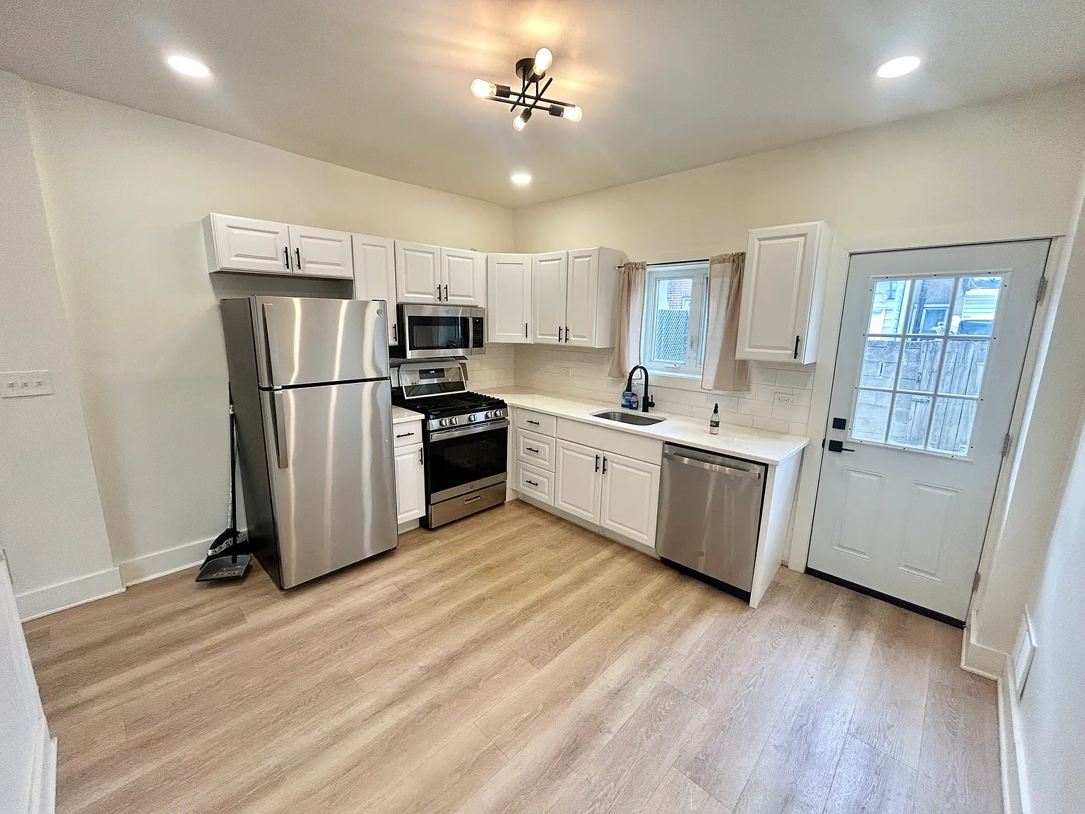 Updated 2-Bedroom Fishtown Townhome with Central Air — Photo 4