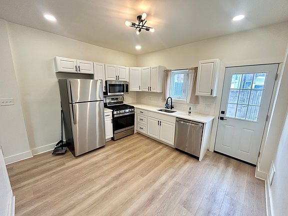 4th image of 2644 Tilton St