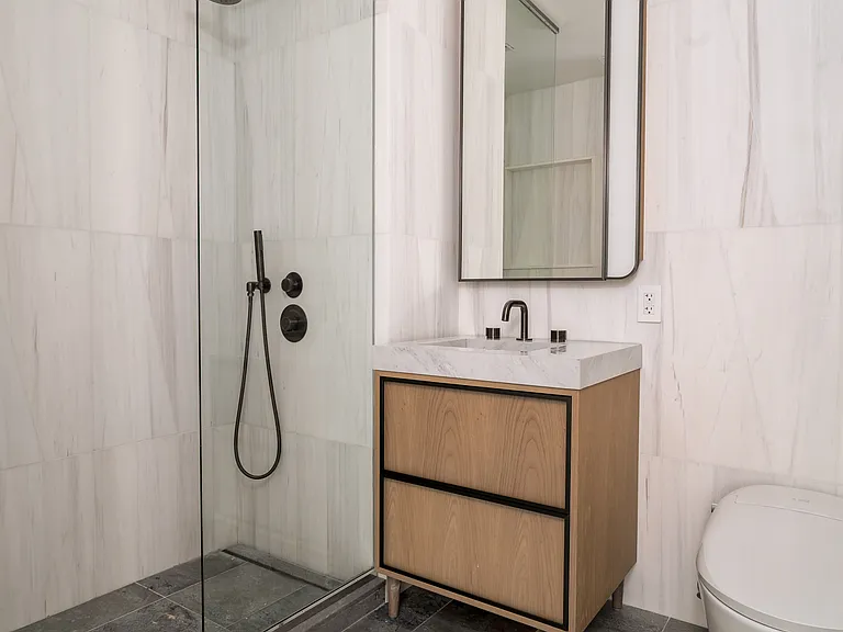 250 25th St #4C — Photo 6