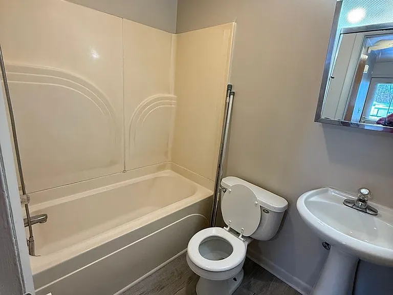 224 E Ellis Rd — Photo 9