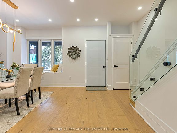 3rd image of 208 Gainsborough Rd